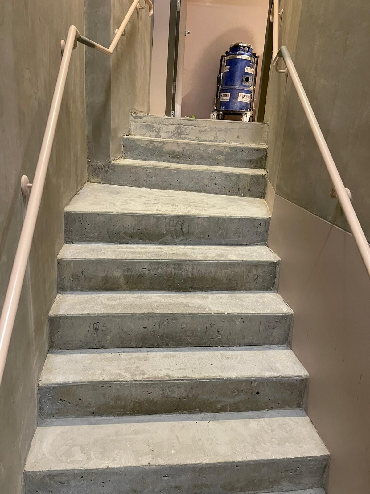 Flake epoxy coating on concrete stairs