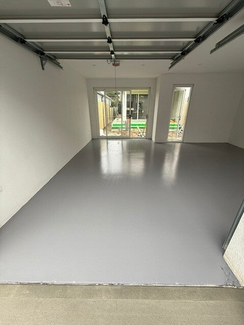 Solid colour epoxy garage floor